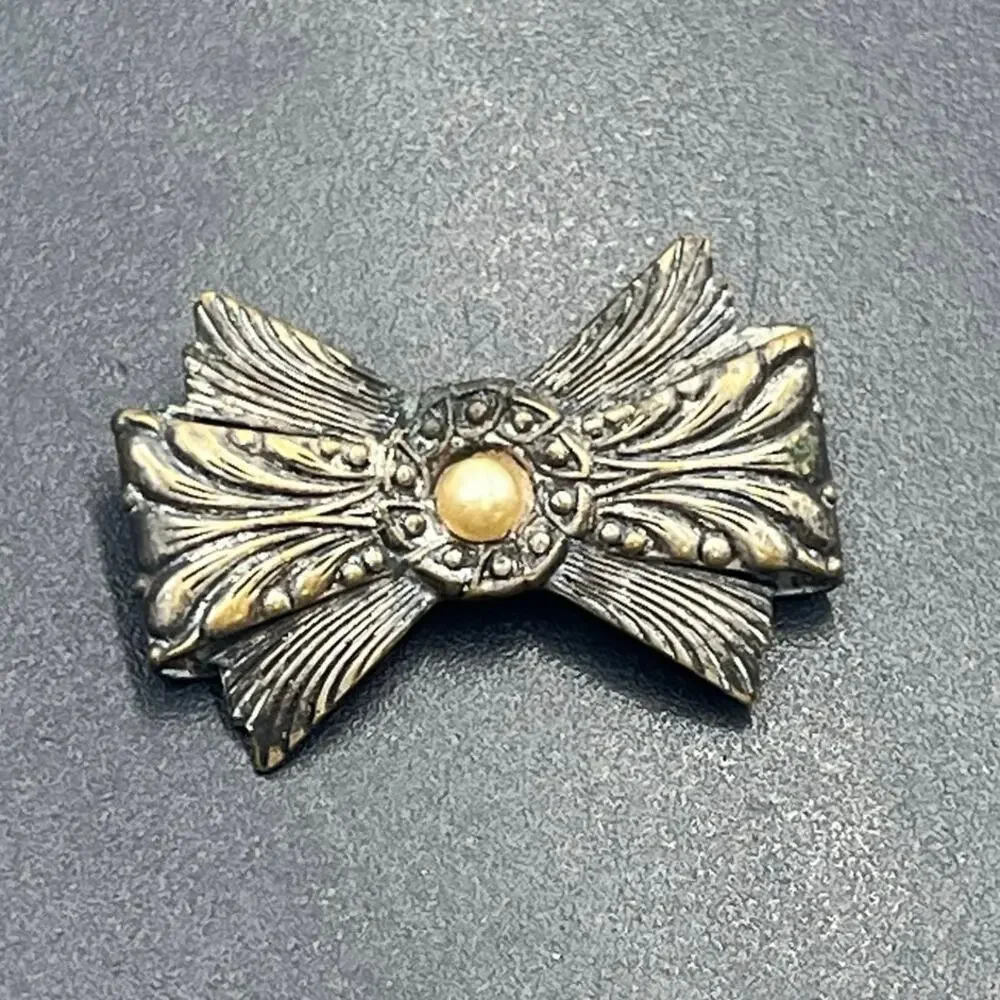 VINTAGE Victorian‎ Antiqued Brass Style Detailed Bow Brooch Unsigned